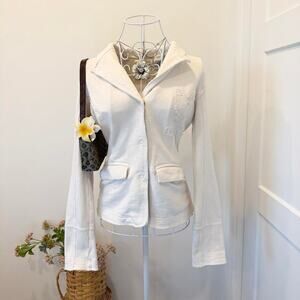 Gorgeous vintage y2k white fitted button up jacket with the cutest embroidery